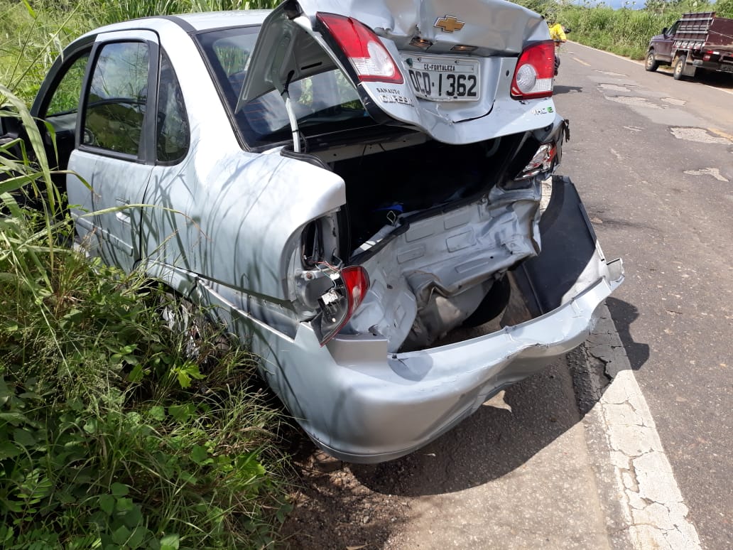 Motorista tenta desviar de buracos na BR-122, em Ibaretama, e se envolve em acidente