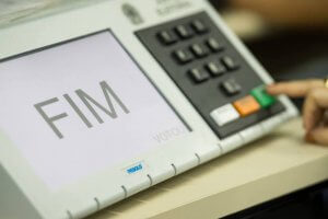 Brasil vai às urnas com mais emprego e renda, mas dívidas pressionam famílias