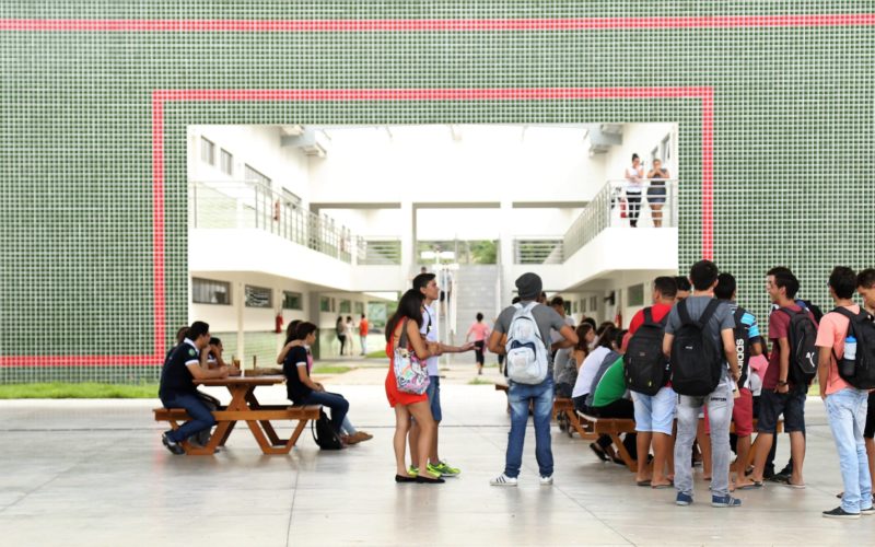 Estudantes na área de convivência do campus do IFCE