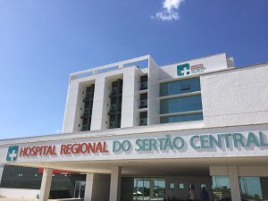 Homem de Quixadá dá entrada no HRSC com três tiros após tentar roubar moto de policial em Quixeramobim