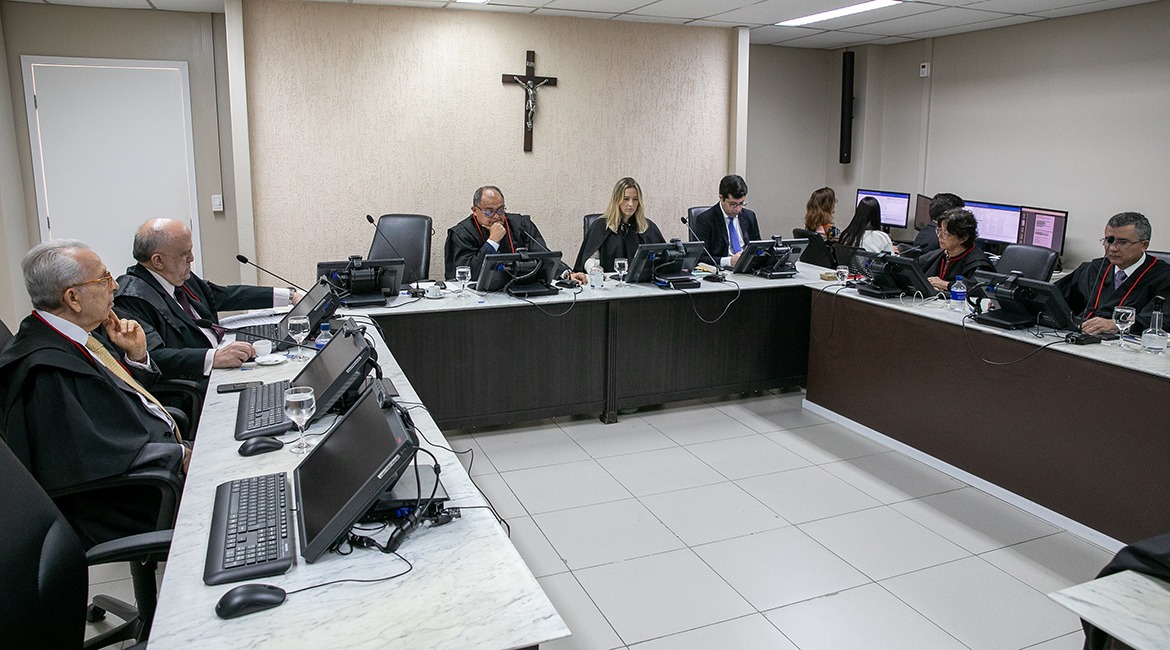 Mãe ganha indenização de R$ 100 mil após filho ser morto durante perseguição policial