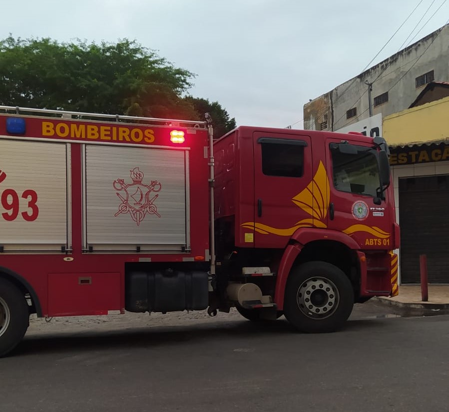 Corpo de Bombeiros apaga incêndio no Bar da Estação, em Quixadá