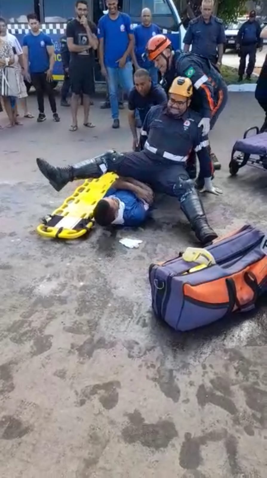 Após cair sobre paciente e viralizar, socorrista se defende: ‘pode acontecer com qualquer um’