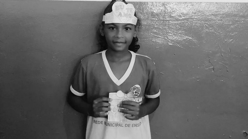 Criança de 7 anos morre eletrocutada ao tocar em celular carregando