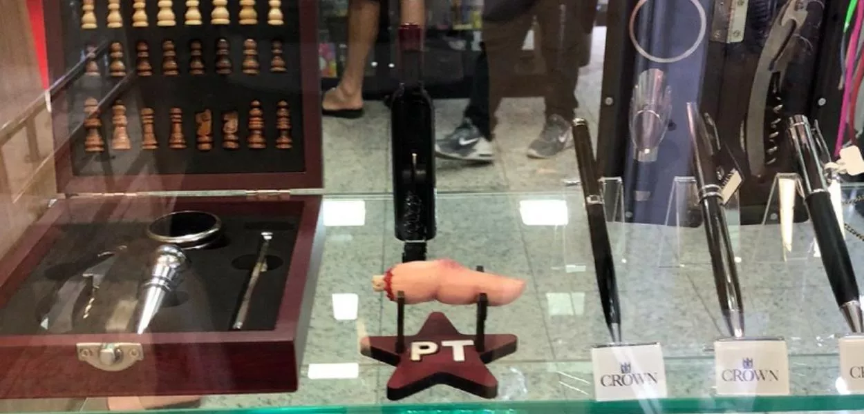 Tabacaria em Santa Catarina vende réplica do dedo de Lula