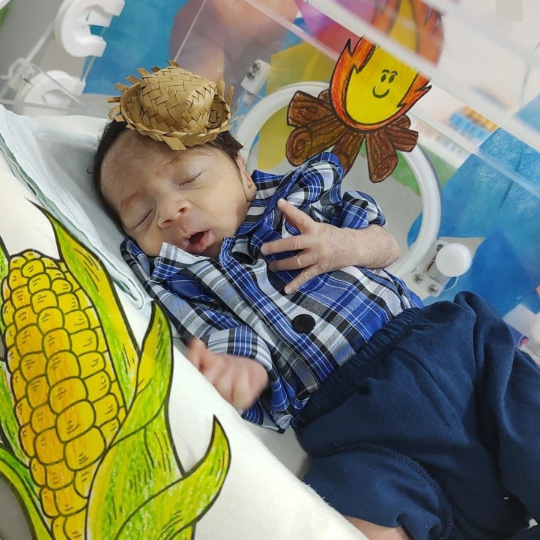Maternidade de Quixadá promove ensaio fotográfico junino para os bebês da UTI Neonatal