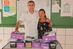Ibicuitinga conclui entrega de fardamentos e kits escolares para mais de 3 mil alunos