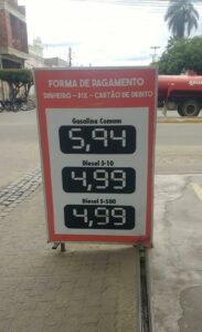 Gasolina sai de R$ 5,45 para R$ 5,94 em Quixadá com volta de impostos