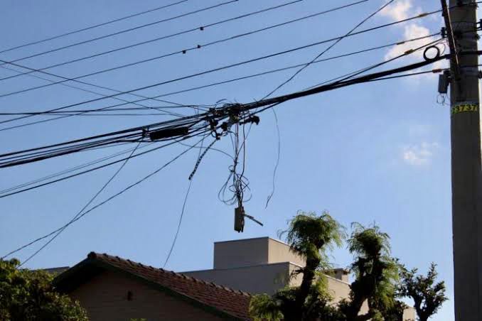 PROCON da Câmara de Quixadá emite recomendação sobre fios de internet soltos nas ruas