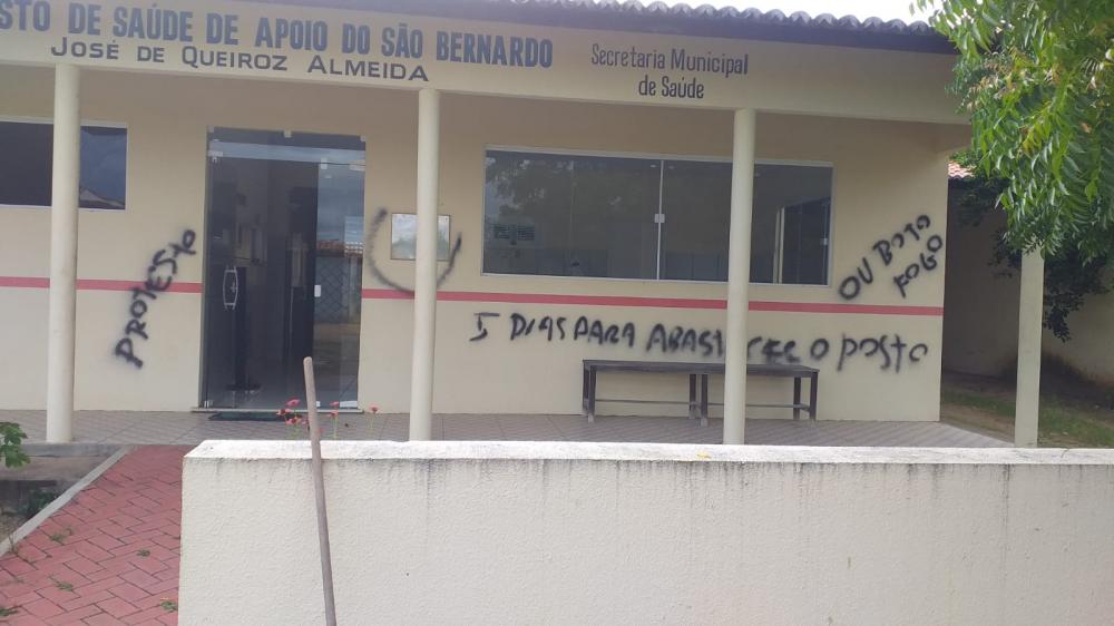 Vândalos ameaçam destruir posto de saúde em Quixadá; ação criminosa merece ser investigada