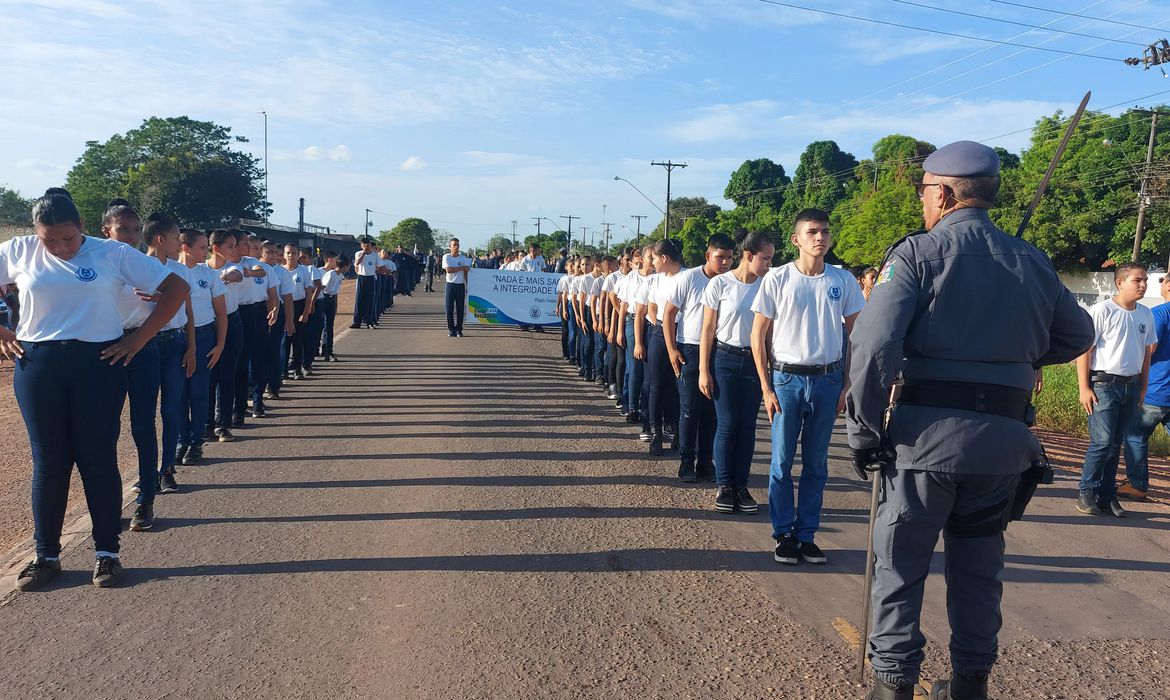 Governo Lula oficializa o fim das escolas cívico-militares