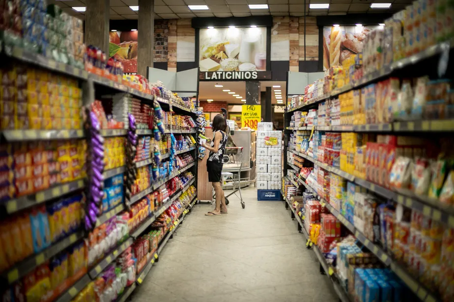 Reforma tributária vai resultar em preços menores para produtos da cesta básica, aponta estudo