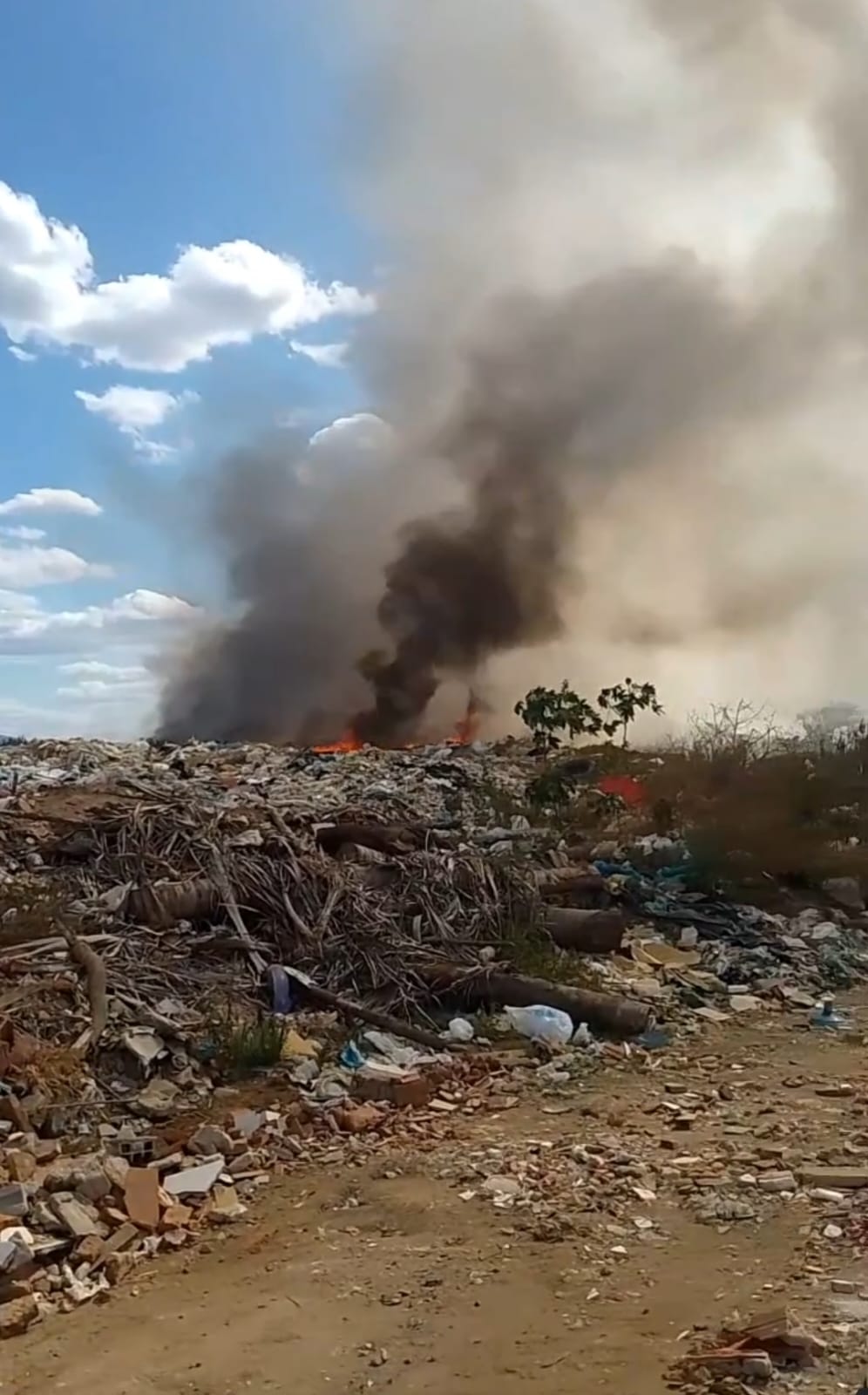 Prefeitura de Quixadá se manifesta sobre incêndios no lixão e fumaça tóxica que ameaça saúde