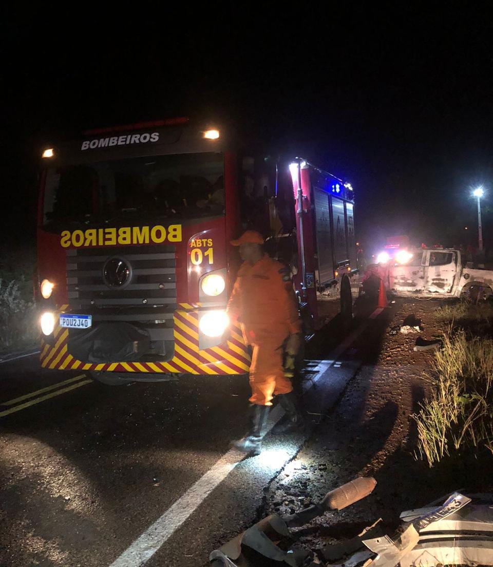 Grave acidente deixa veículos destruídos e duas pessos mortas perto de Itapiúna