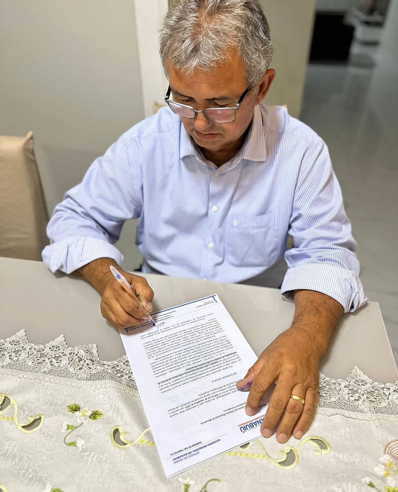 Edinho Nobre assina Projeto de Lei para novo piso salarial da enfermagem em Banabuiú