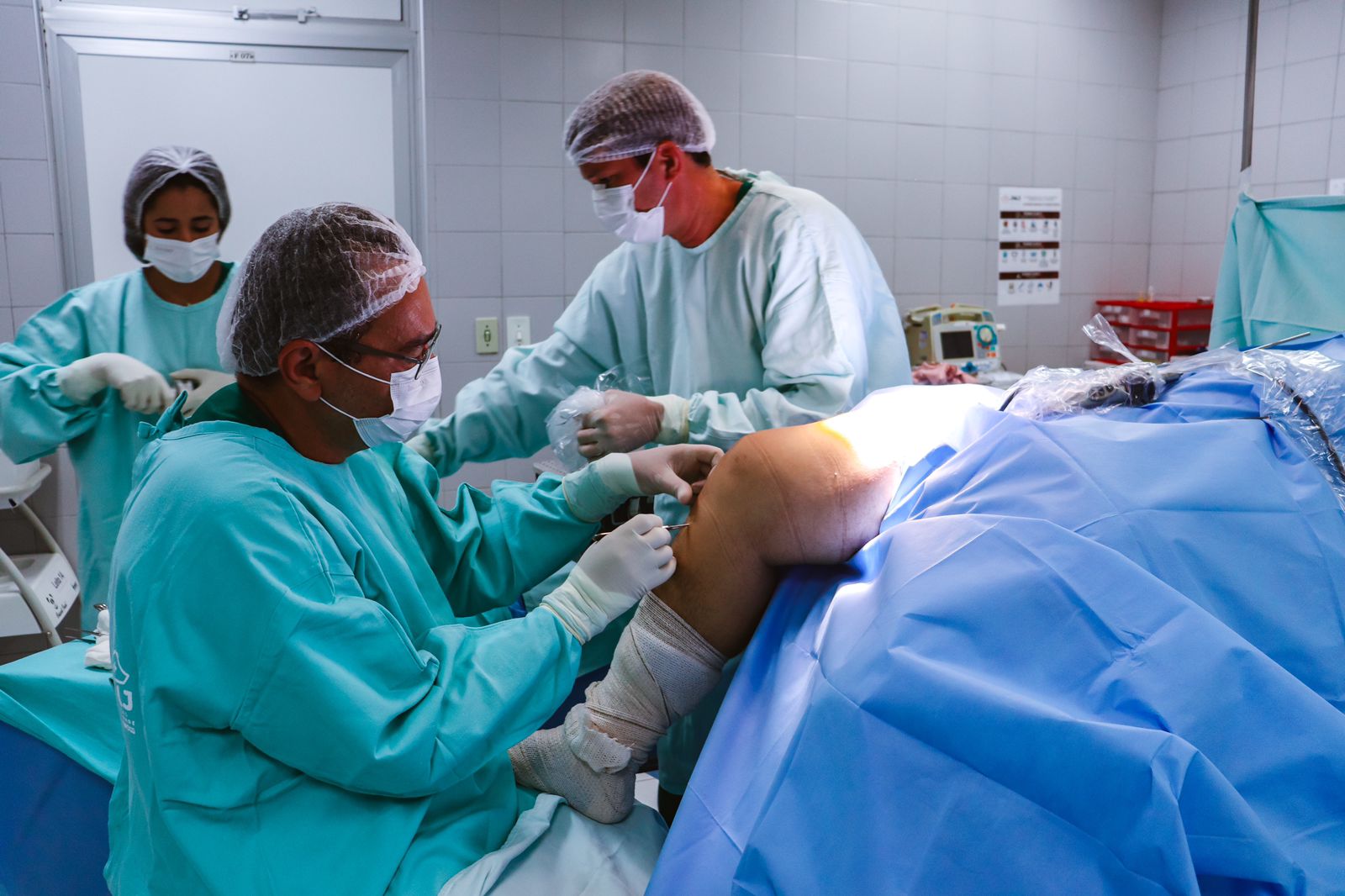 HMJMJ realiza a primeira cirurgia por vídeo do Sertão Central de artroscopia de joelho