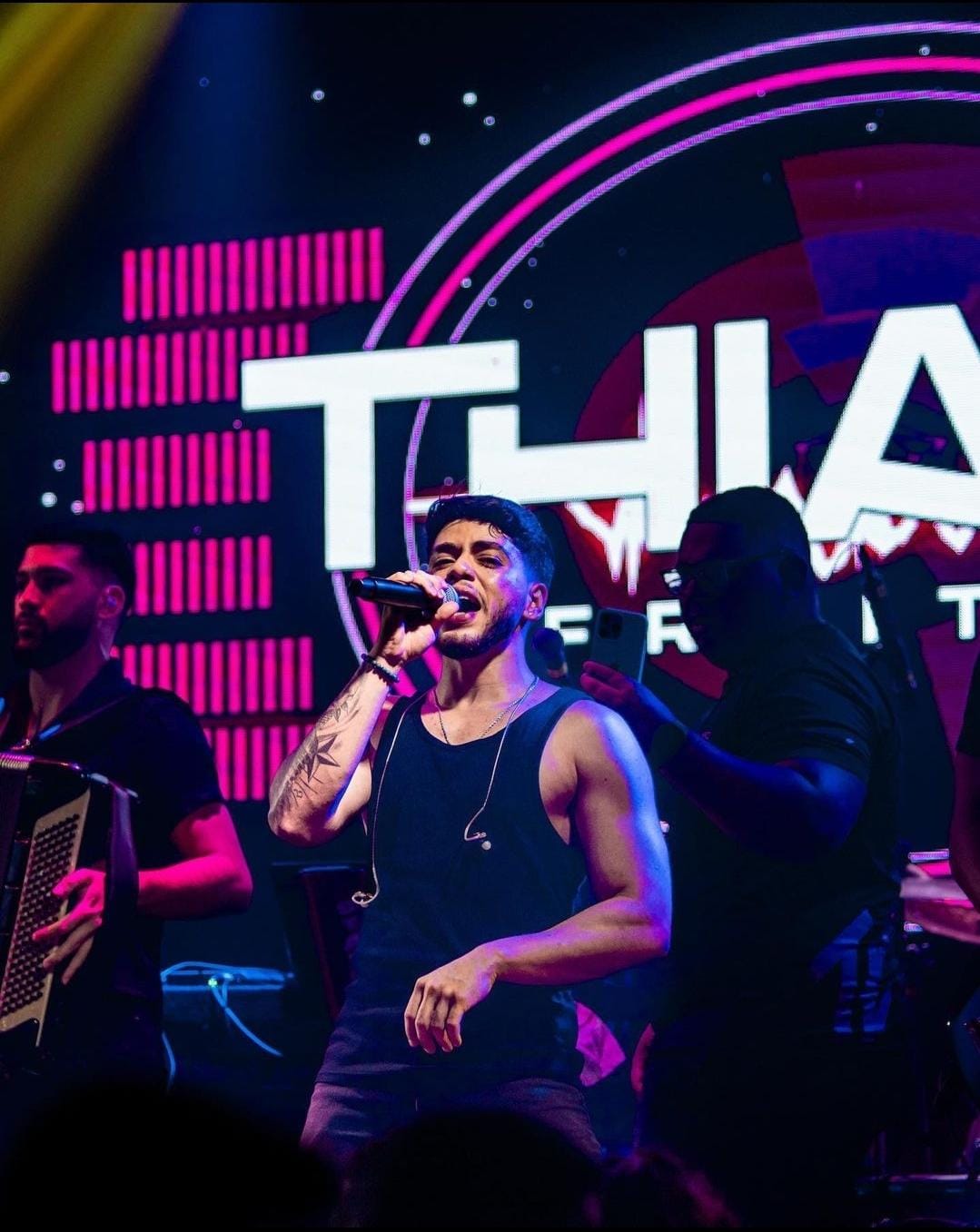Novo fenômeno do forró, Thiago Freitas fará show exclusivo no Villa Pub, em Choró