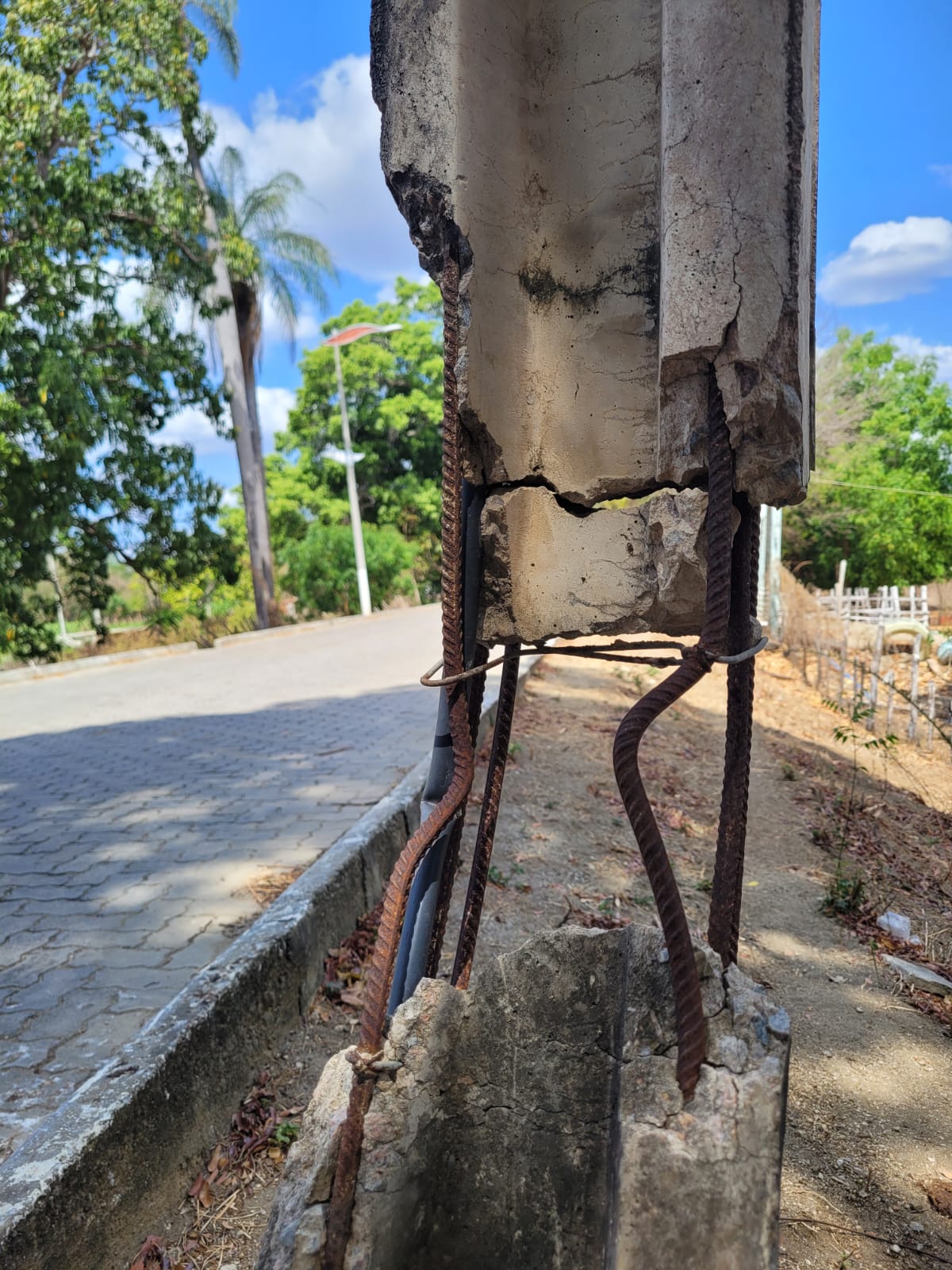 Poste danificado no acesso ao Açude Cedro pode representar ameaça à segurança das pessoas