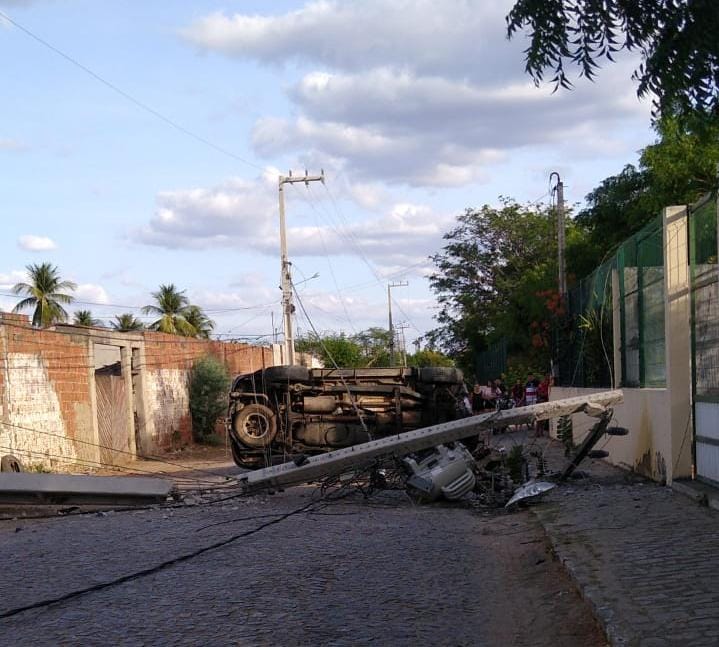 Carro capota, atinge e derruba poste com fios de alta tensão em Quixadá