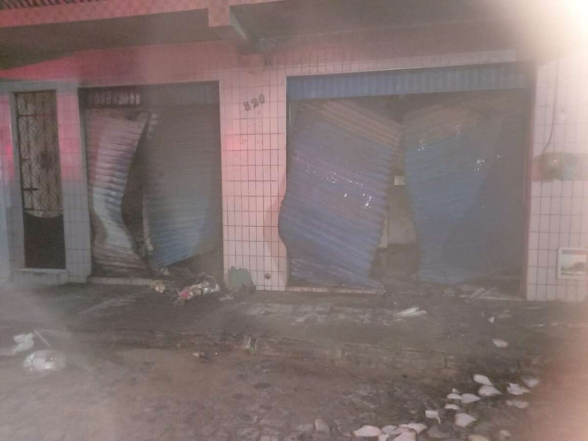 Vazamento de gás causa incêndio e destrói lanchonete no Centro de Quixadá