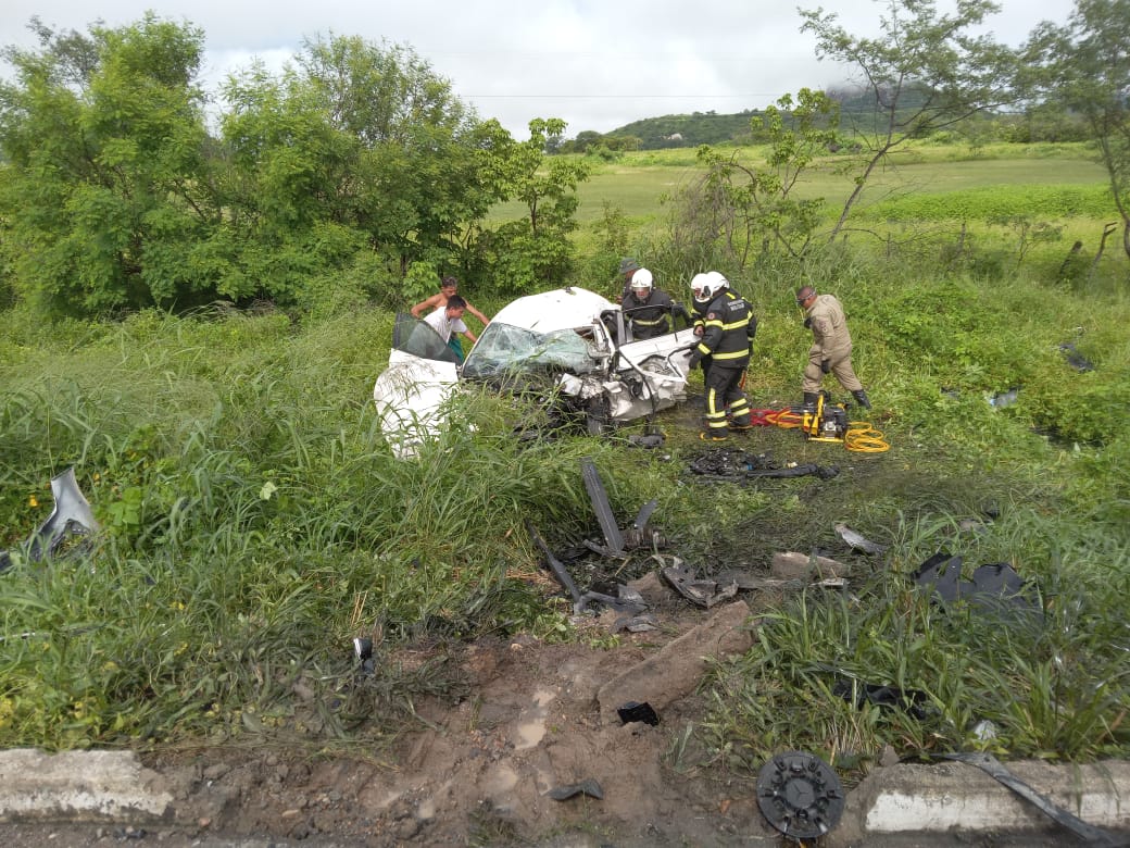 Colisão grave entre veículo de passeio e ambulância em Quixadá