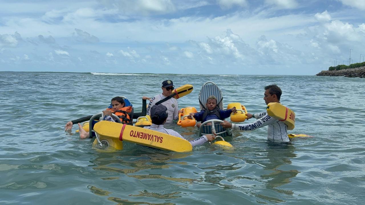 Jovens cadeirantes de Quixadá vivem sonho de tomar banho de mar em ação inclusiva da Prefeitura