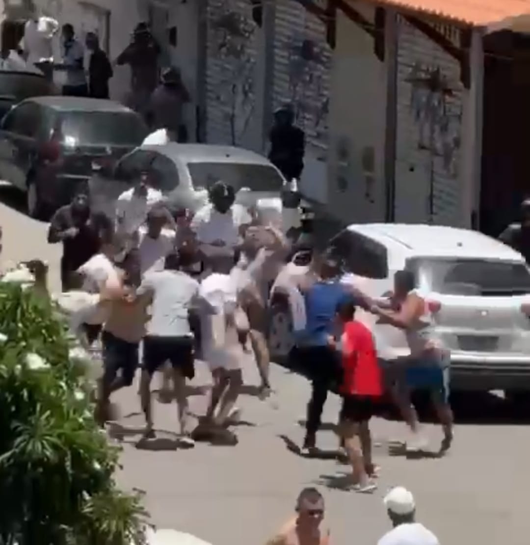 Torcedores de Ceará e Fortaleza protagonizam confronto violento nas ruas neste sábado (22)