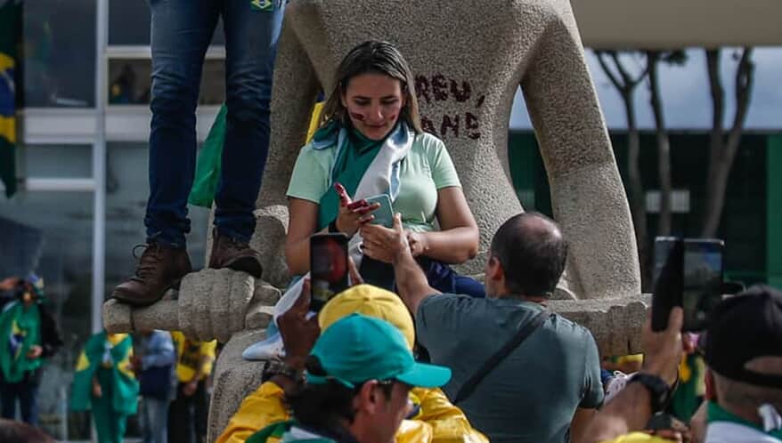Moraes concede prisão domiciliar a mulher que pichou estátua da Justiça no 8 de janeiro