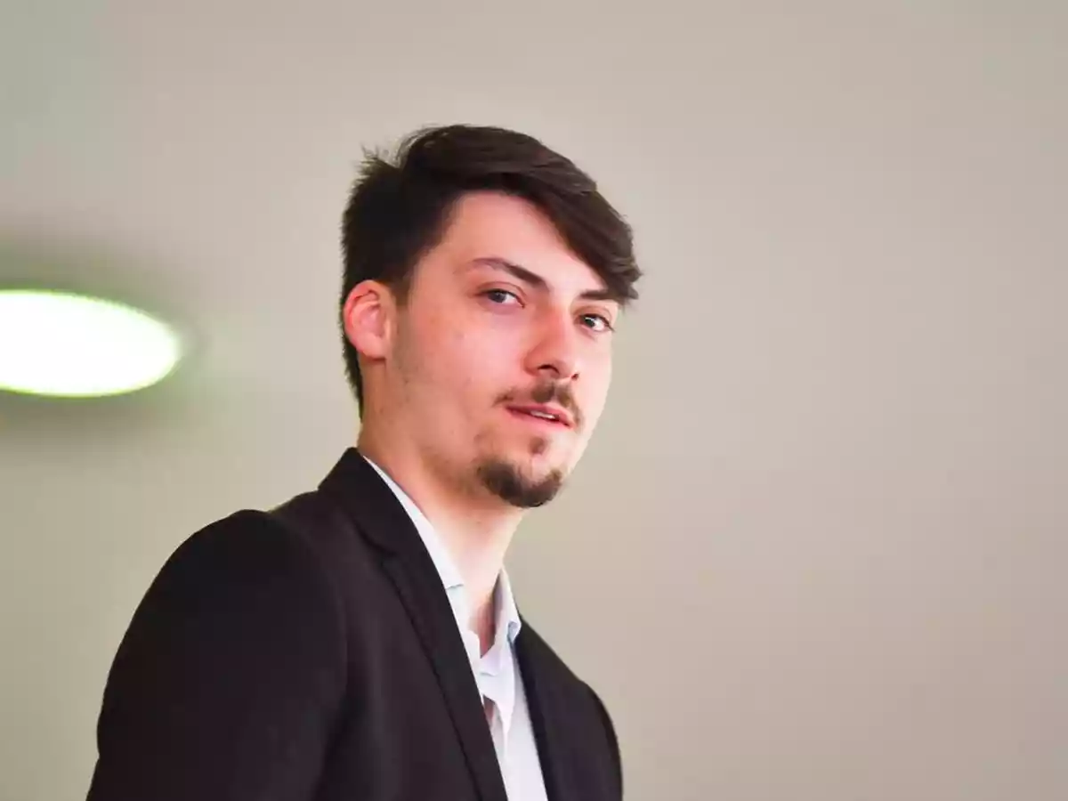 Jair Renan chora ao defender irmão que deixou o Brasil para morar nos EUA