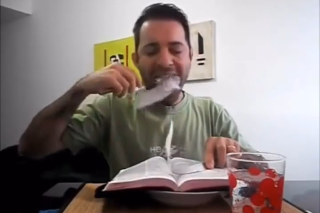 Pastor causa polêmica ao comer literalmente páginas da Bíblia em uma refeição