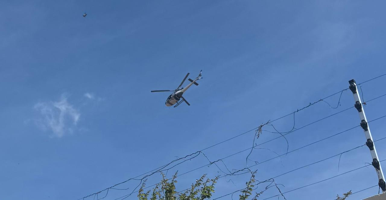 Helicóptero da PM realiza longa varredura sobre a cidade de Quixadá neste domingo (6)