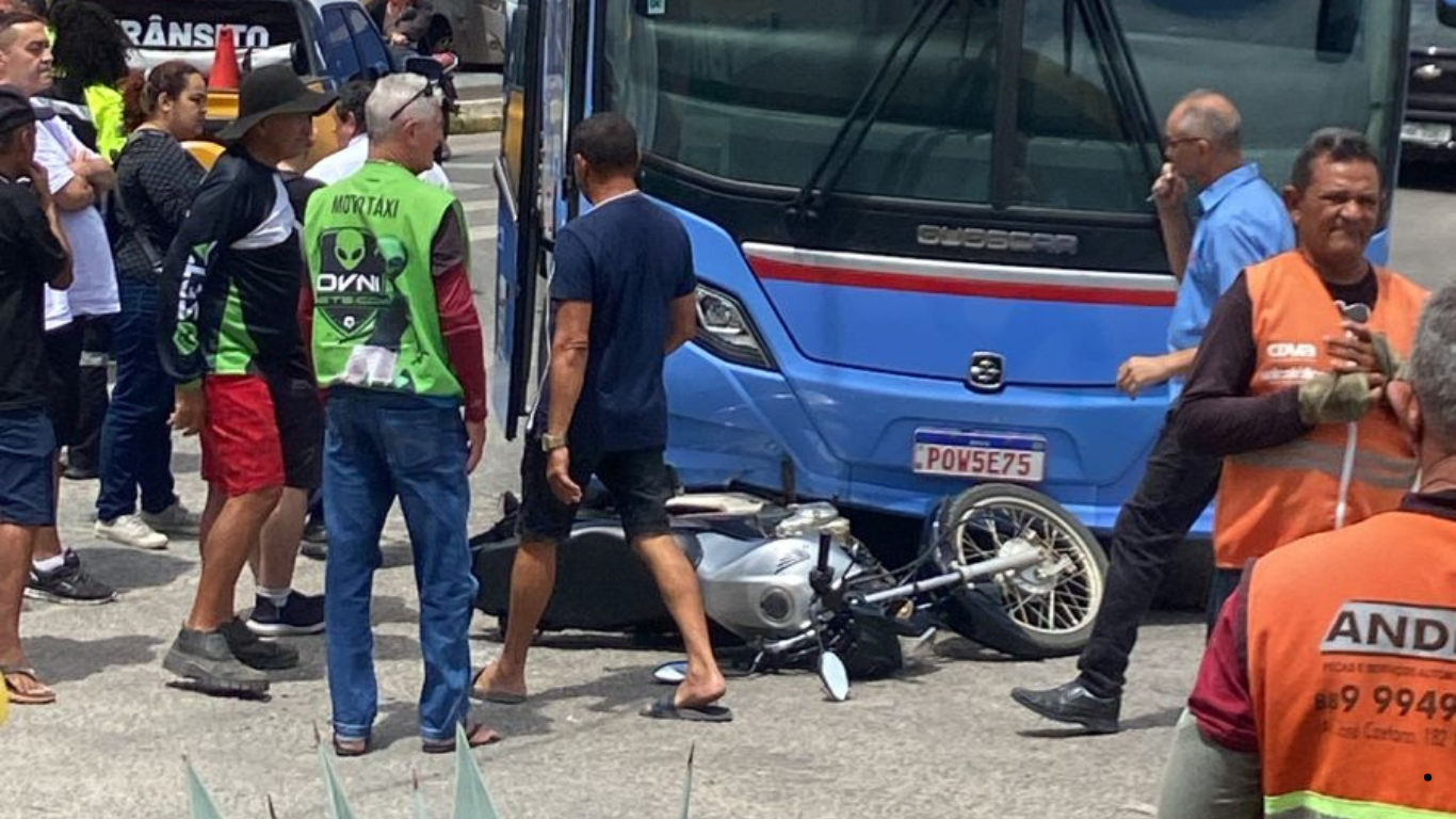 Ônibus da Guanabara e moto se envolvem em acidente em frente à rodoviária de Quixadá