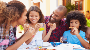 Rendimento médio das famílias brasileiras chega a R$ 3.410, maior patamar da série histórica