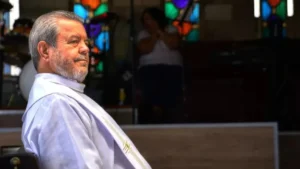 Padre brasileiro acusado de abuso sexual contra mais de 50 crianças será julgado até o final de 2025