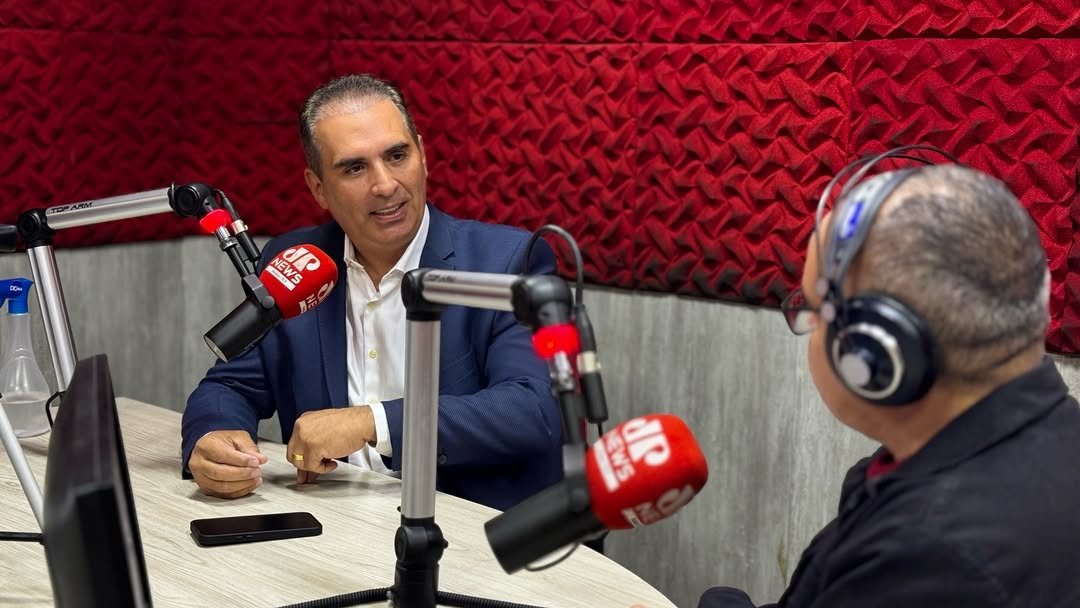 Rodada de Entrevistas: Ricardo Silveira aparece pela primeira vez sem boné após implante capilar