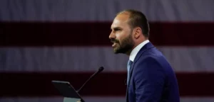 Eduardo Bolsonaro admite disputar a Presidência em 2026 “se for missão dada pelo pai”
