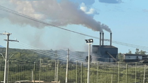 Moradores denunciam poluição atmosférica causada por indústria em Banabuiú
