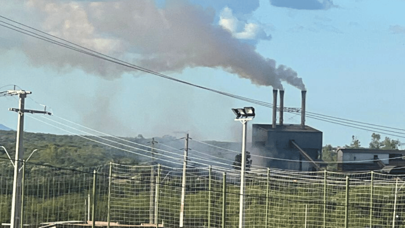 Moradores denunciam poluição atmosférica causada por indústria em Banabuiú