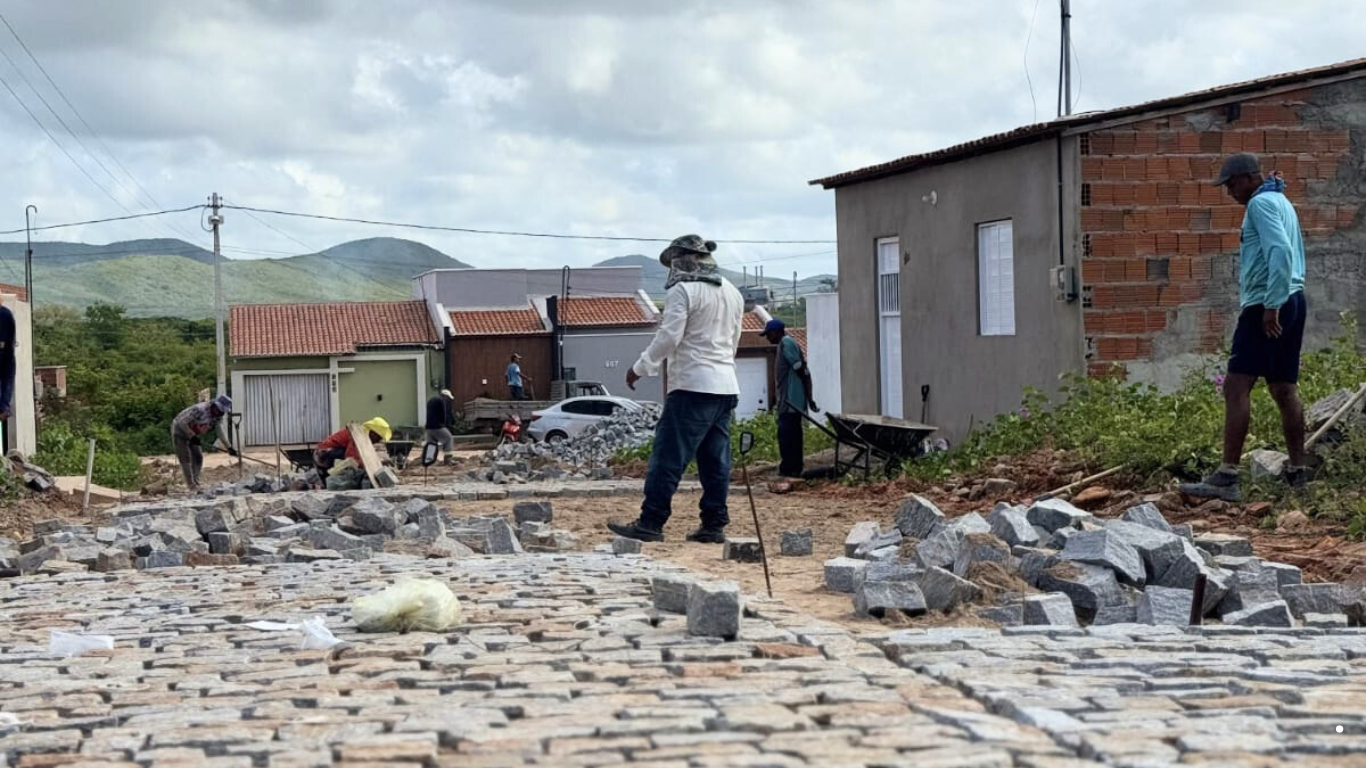 Banabuiú investe em pavimentação urbana com recursos próprios e aposta em infraestrutura essencial para a população