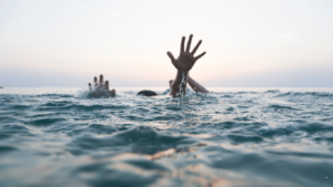 Homem de 45 anos morre afogado durante batismo em lago; veja vídeo