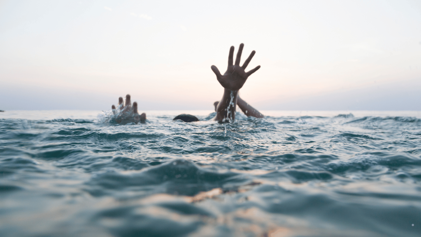 Homem de 45 anos morre afogado durante batismo em lago; veja vídeo