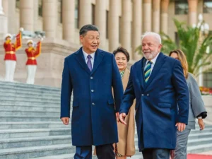 Lula desembarca na China para encontro com Xi Jinping; gigante asiático quer construir ferrovias por todo o Brasil