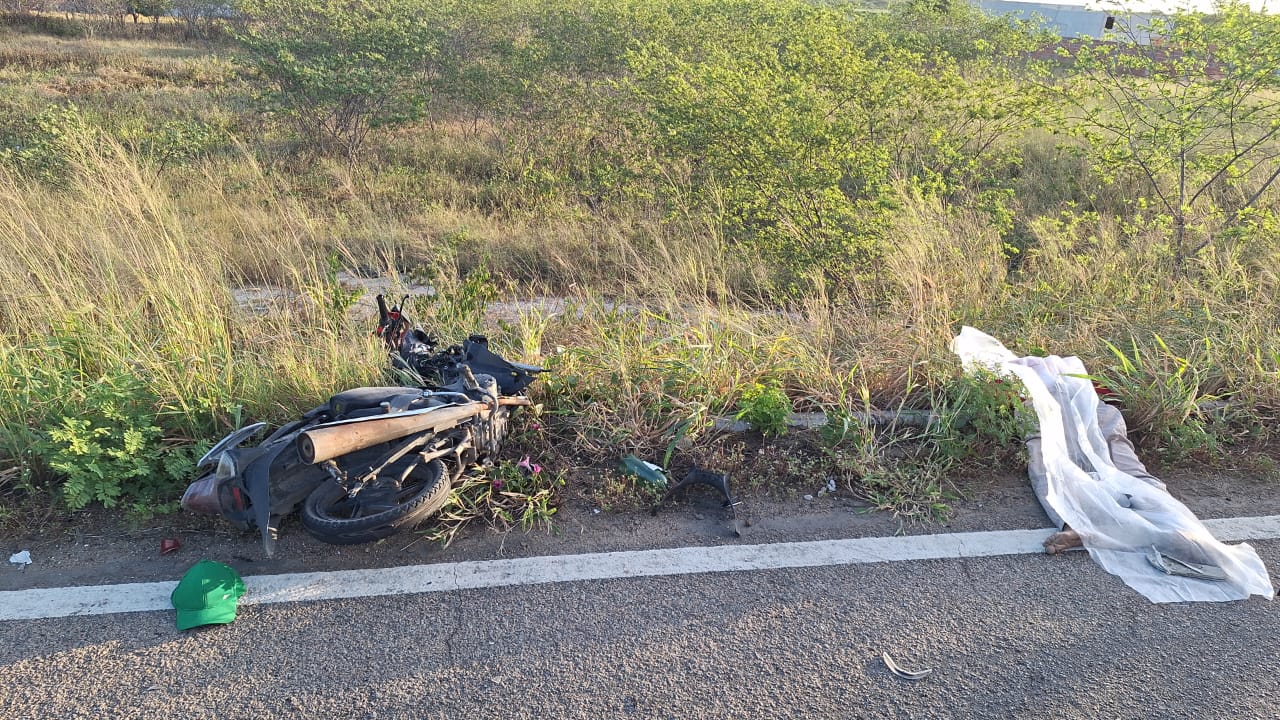 Homem morre em grave acidente entre carro e moto em Quixadá, na manhã desta segunda-feira