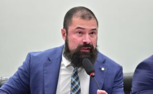 Deputados de direita aprovam em comissão projeto que reduz de 25 para 18 anos idade mínima para compra de arma de fogo