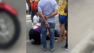 Mulher sofre acidente de moto na Avenida Joaquim Gomes da Silva, em Quixadá