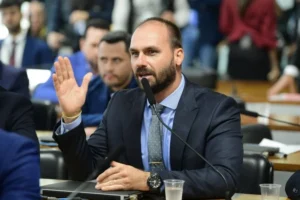 Eduardo Bolsonaro sugere que Trump não vai reconhecer eleições de 2026 se Brasil não fizer o que ele quer