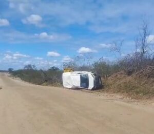 Homem morre e mulher fica gravemente ferida em colisão entre carro e moto em Quixadá