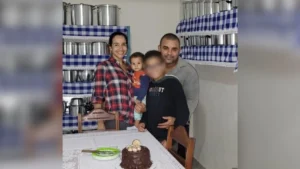 Polícia descobre que namorada de adolescente que executou os pais e irmão também planejava assassinato da mãe
