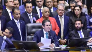 Em guerra com o governo, maioria dos deputados resiste ao corte de supersalários, mas não descarta congelar salário mínimo