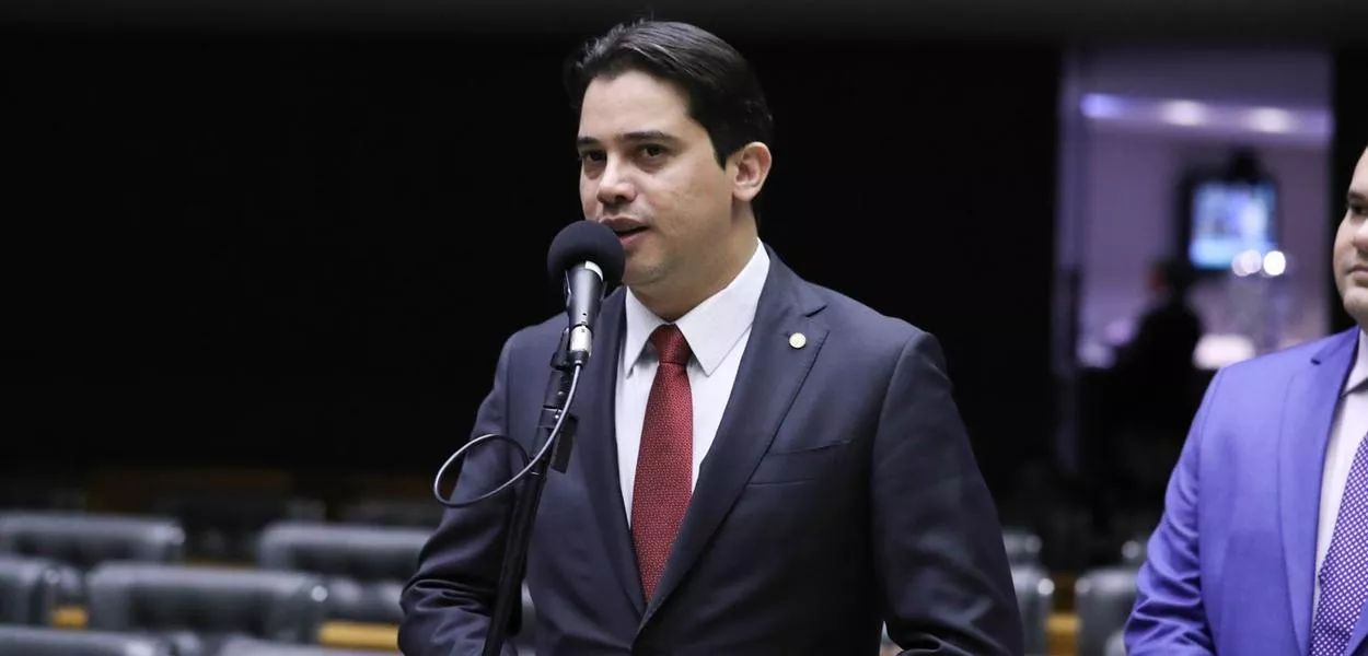 Deputado Júnior Mano é alvo central da Operação Underhand, que apura esquema de desvio de recursos públicos em 50 cidades do Ceará